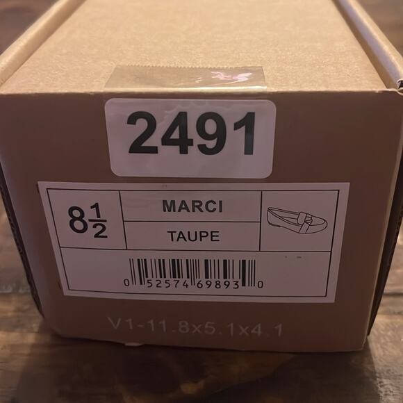 Journee Collection Marci Slip On Knot Accent Loafer NEW Size 8.5 Taupe - Picture 10 of 10